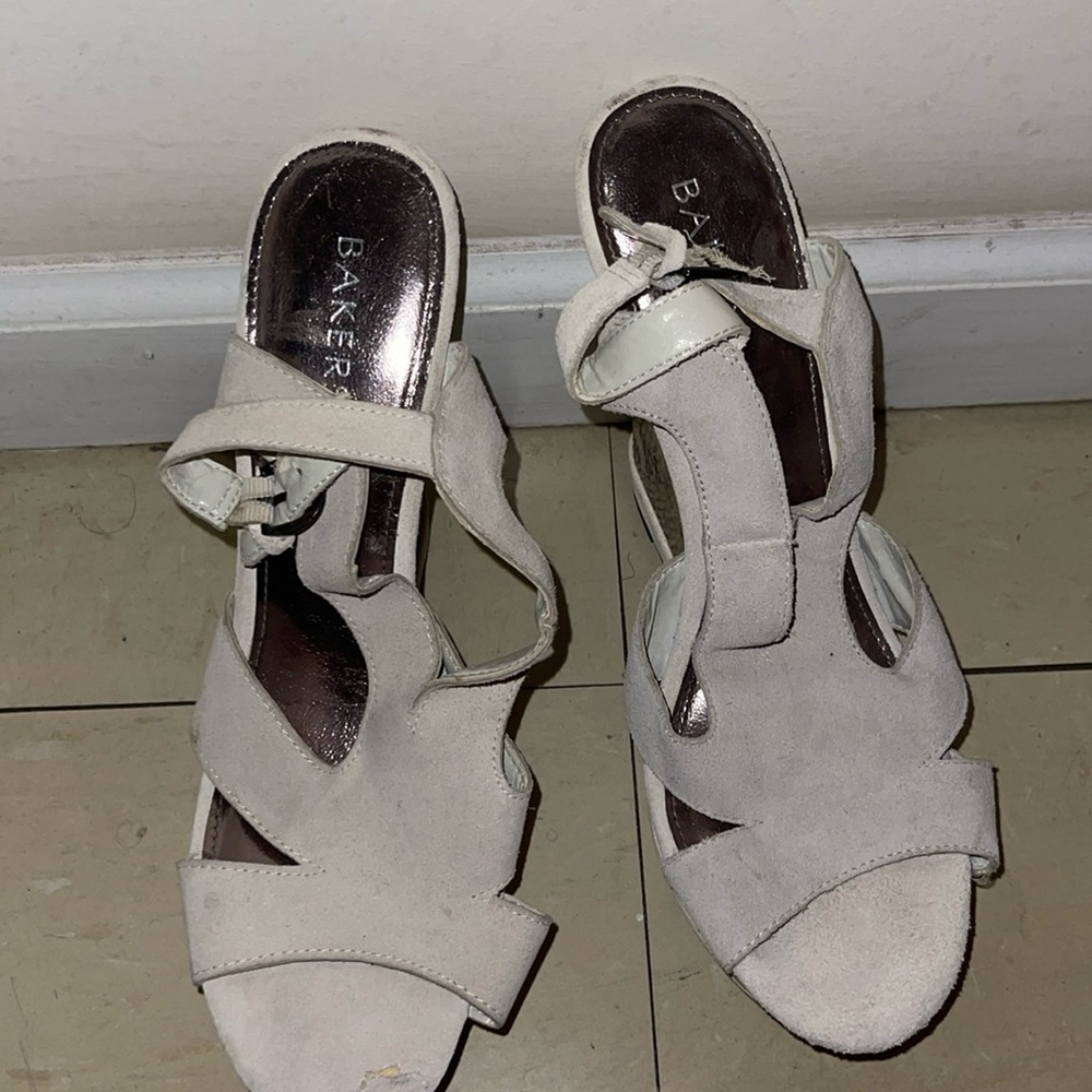 Cream color heels. Size 10. In mint condition. Previously worn.